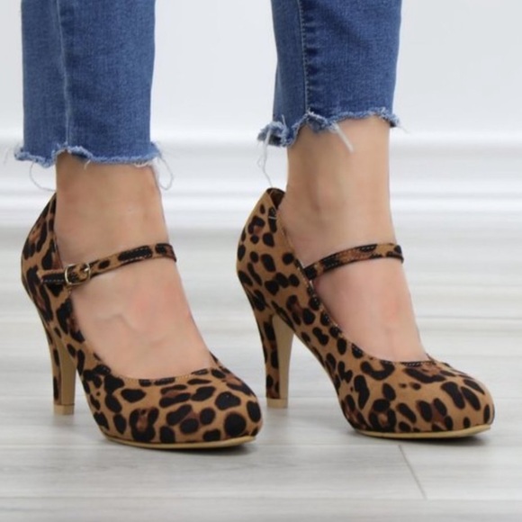 🎊HP🎊 NWT Rockabilly Strappy Leopard Suede Low 3.5” heel Size 5.5 boxed - Picture 2 of 6